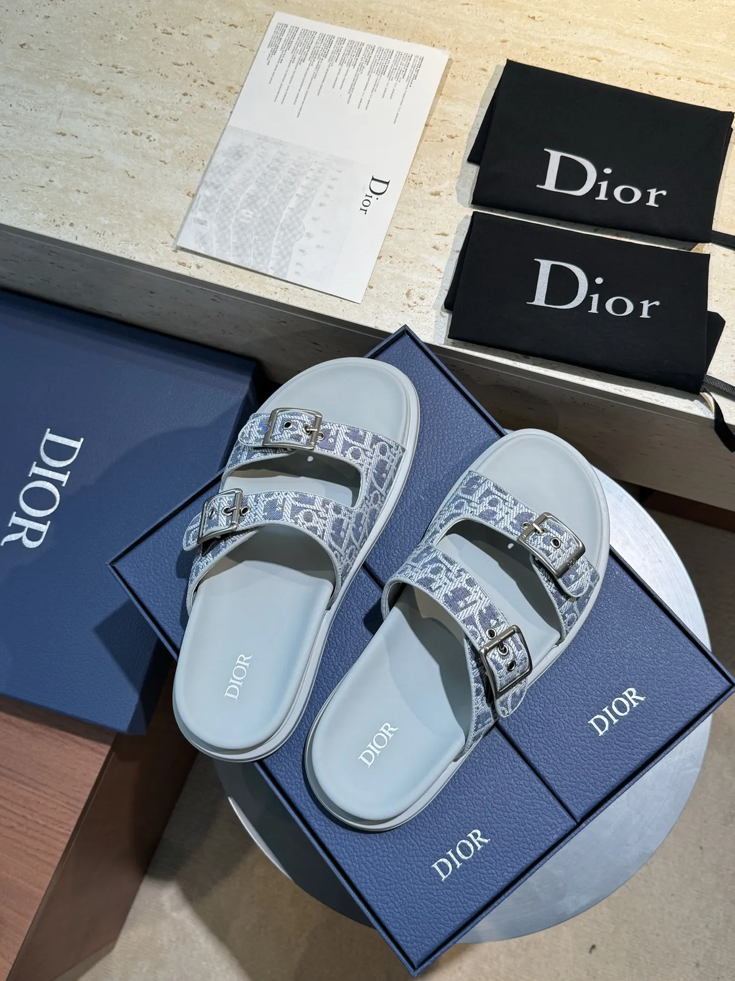 Factory price: 320💰Djia Aqua men's slippers and sandals, Dior's Aqua sandals are elegant and casual. The cross-strap design is reinterpreted in CD Diamond canvas, inspired by the brand's archives. Finished with a branded logo and tonal notch sole, they can be worn easily with shorts or jeans for a sophisticated look. Size:39-44(38 45 customized)